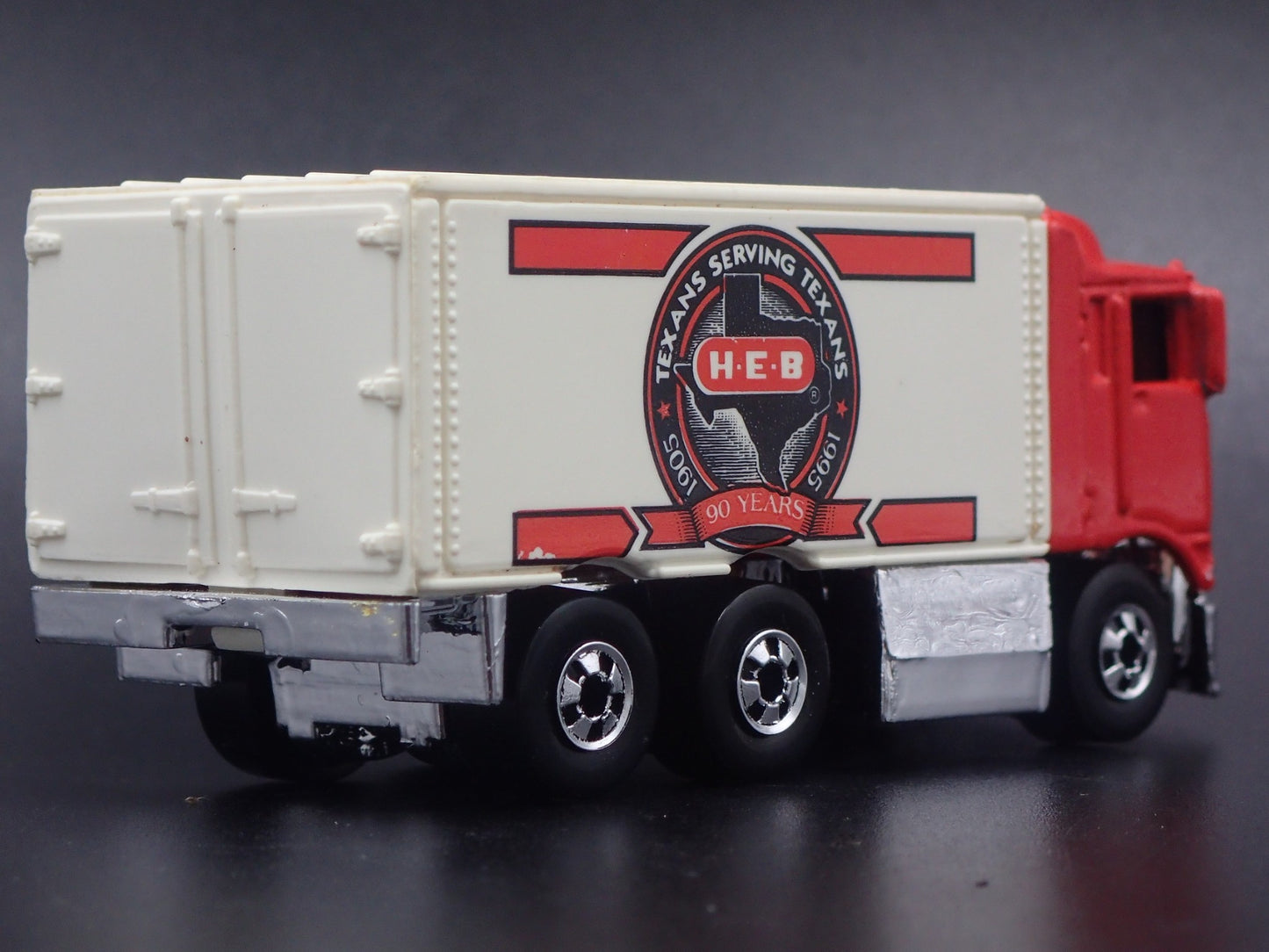 BOX DELIVERY TRUCK HIWAY HAULER HEB TEXAS 1:64 SCALE DIORAMA DIECAST MODEL CAR