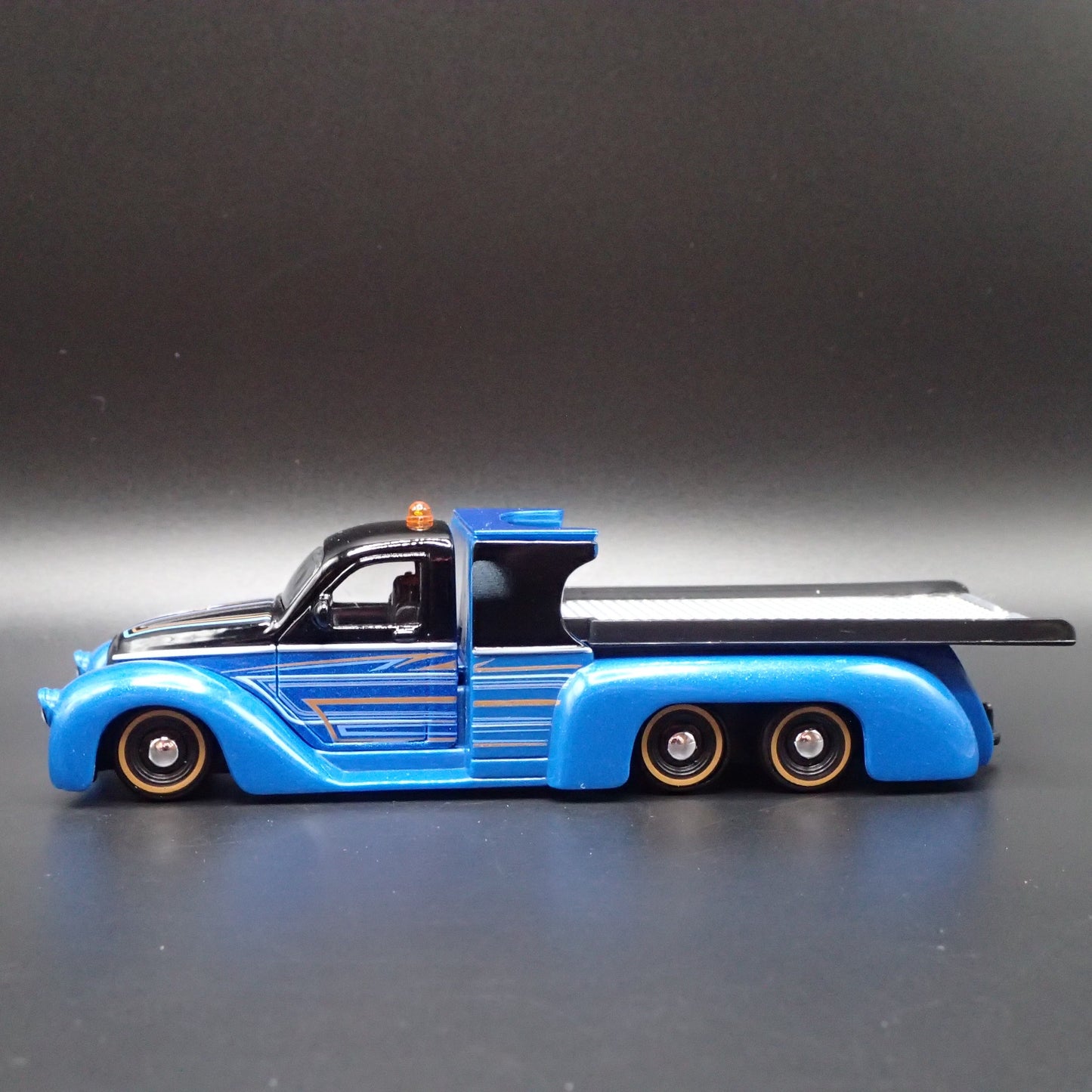 CLASSIC CUSTOM FLATBED LOW RIDER CAR HAULER 1:64 SCALE DIORAMA DIECAST MODEL CAR