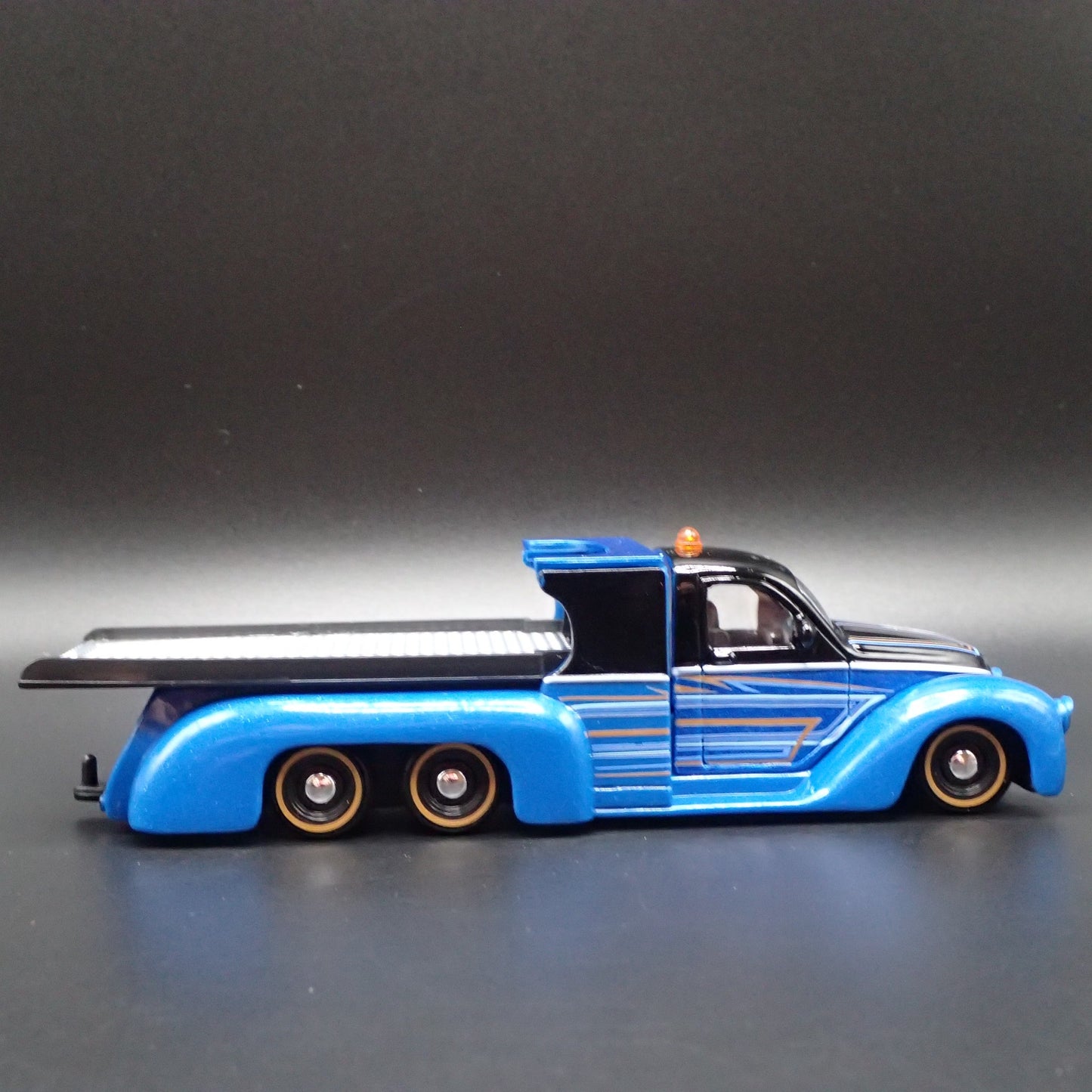 CLASSIC CUSTOM FLATBED LOW RIDER CAR HAULER 1:64 SCALE DIORAMA DIECAST MODEL CAR