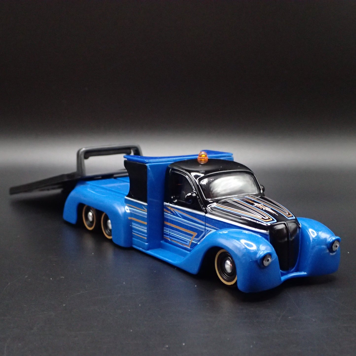 CLASSIC CUSTOM FLATBED LOW RIDER CAR HAULER 1:64 SCALE DIORAMA DIECAST MODEL CAR