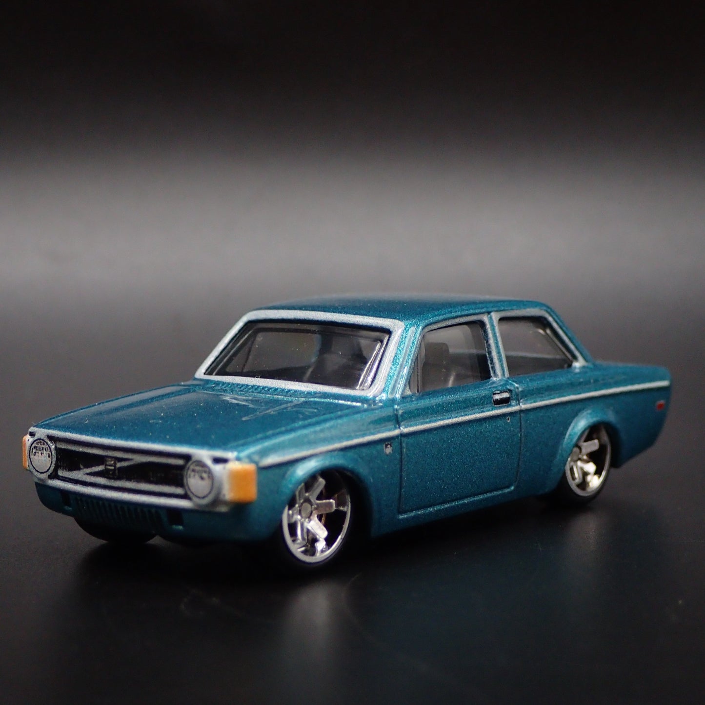 1973 73 VOLVO 142 GL 2 TWO DOOR GREEN 1:64 SCALE COLLECTIBLE DIECAST MODEL CAR