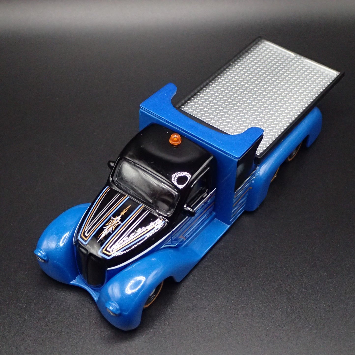 CLASSIC CUSTOM FLATBED LOW RIDER CAR HAULER 1:64 SCALE DIORAMA DIECAST MODEL CAR