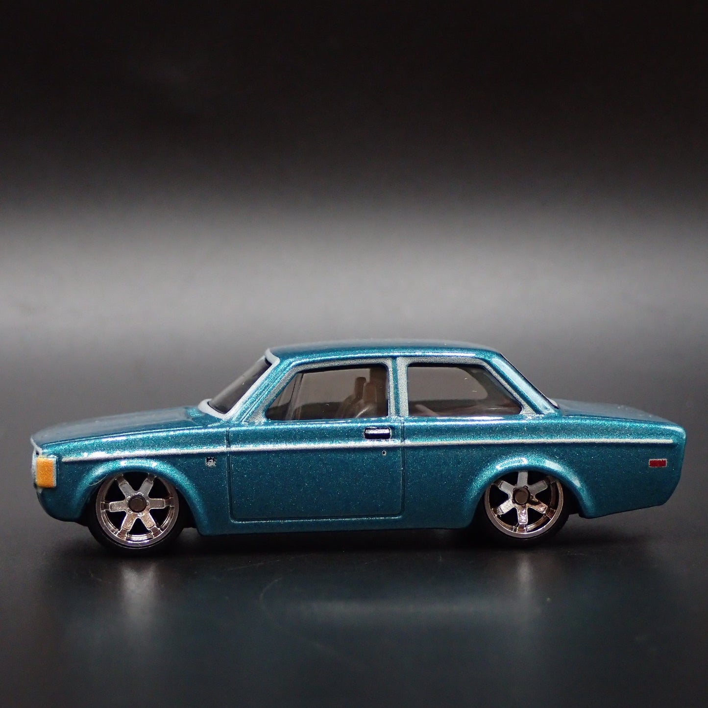 1973 73 VOLVO 142 GL 2 TWO DOOR GREEN 1:64 SCALE COLLECTIBLE DIECAST MODEL CAR