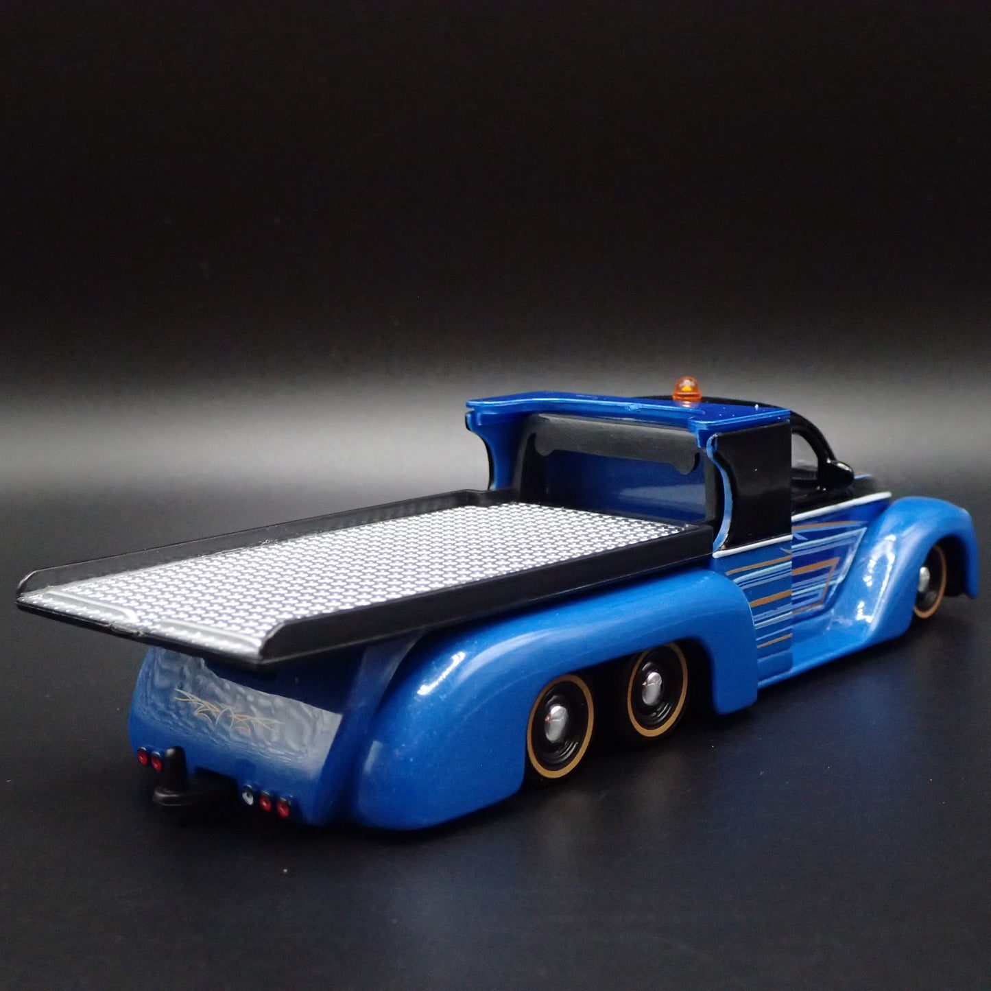 CLASSIC CUSTOM FLATBED LOW RIDER CAR HAULER 1:64 SCALE DIORAMA DIECAST MODEL CAR