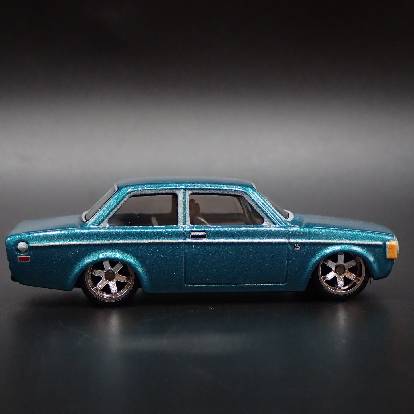 1973 73 VOLVO 142 GL 2 TWO DOOR GREEN 1:64 SCALE COLLECTIBLE DIECAST MODEL CAR