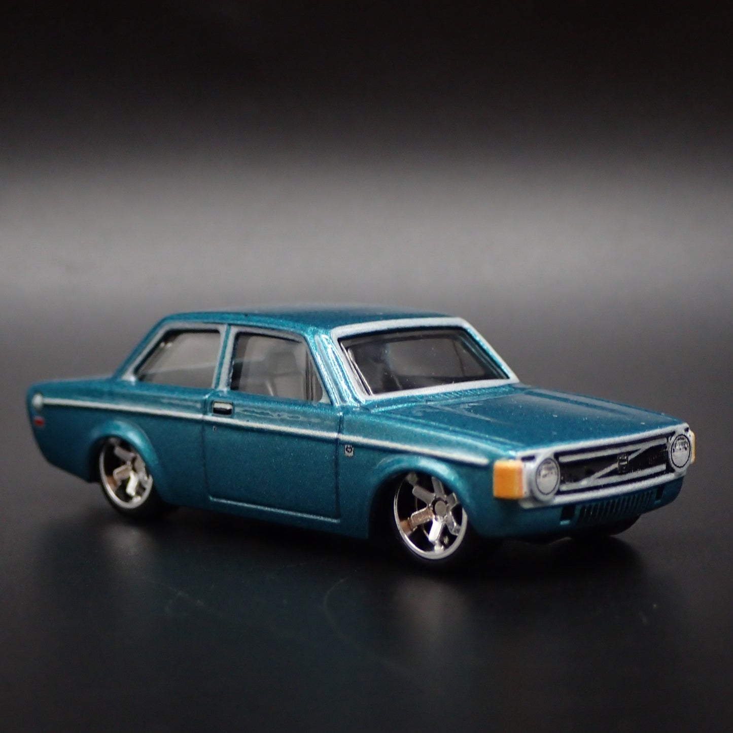 1973 73 VOLVO 142 GL 2 TWO DOOR GREEN 1:64 SCALE COLLECTIBLE DIECAST MODEL CAR