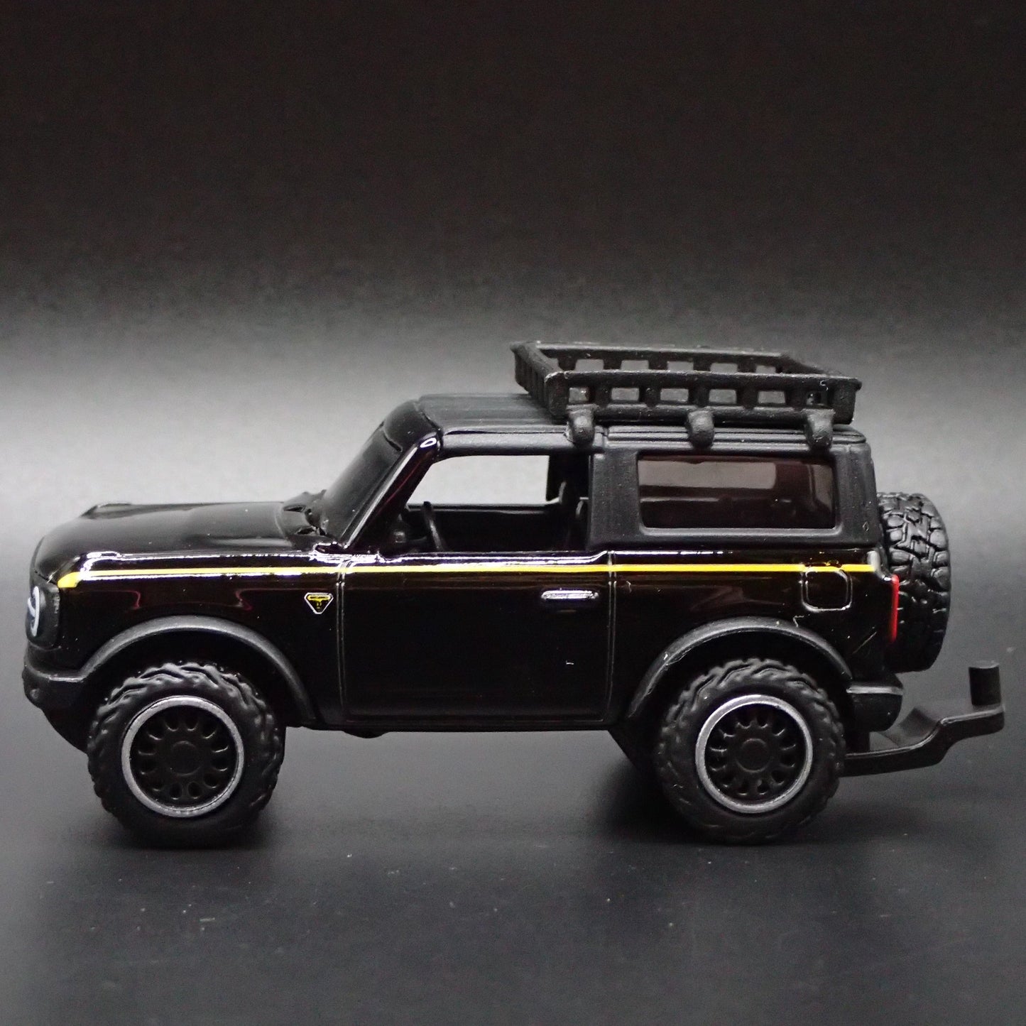 2021-2025 FORD BRONCO 2 TWO DOOR w/ HITCH 1:64 SCALE DIORAMA DIECAST MODEL CAR