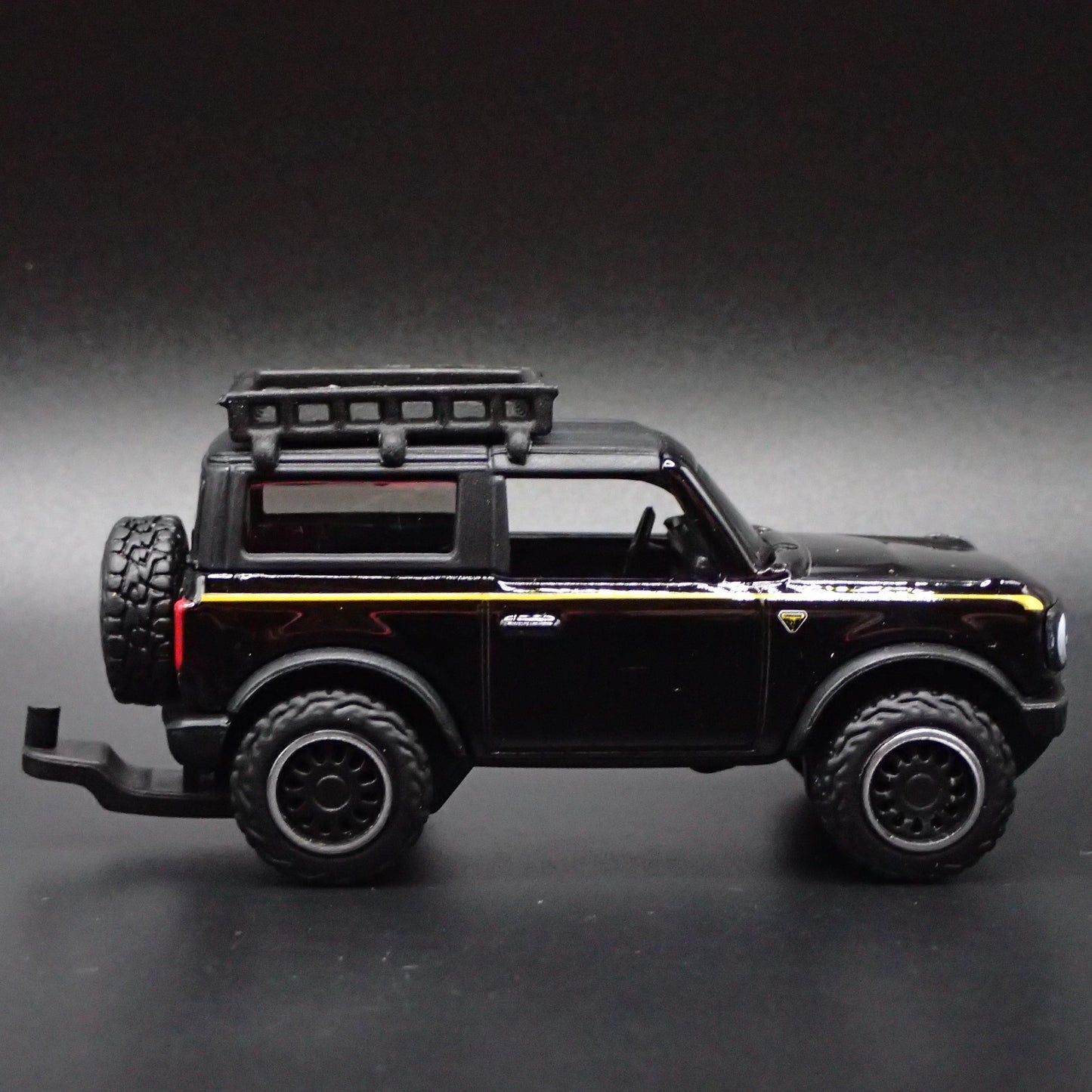 2021-2025 FORD BRONCO 2 TWO DOOR w/ HITCH 1:64 SCALE DIORAMA DIECAST MODEL CAR