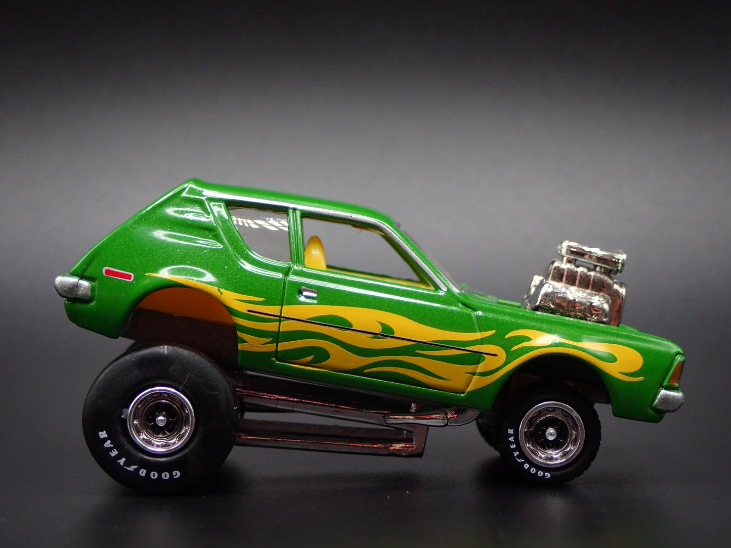 1971 71 AMC GREMLIN ZINGER GRN 1:64 SCALE COLLECTIBLE DIORAMA DIECAST MODEL CAR