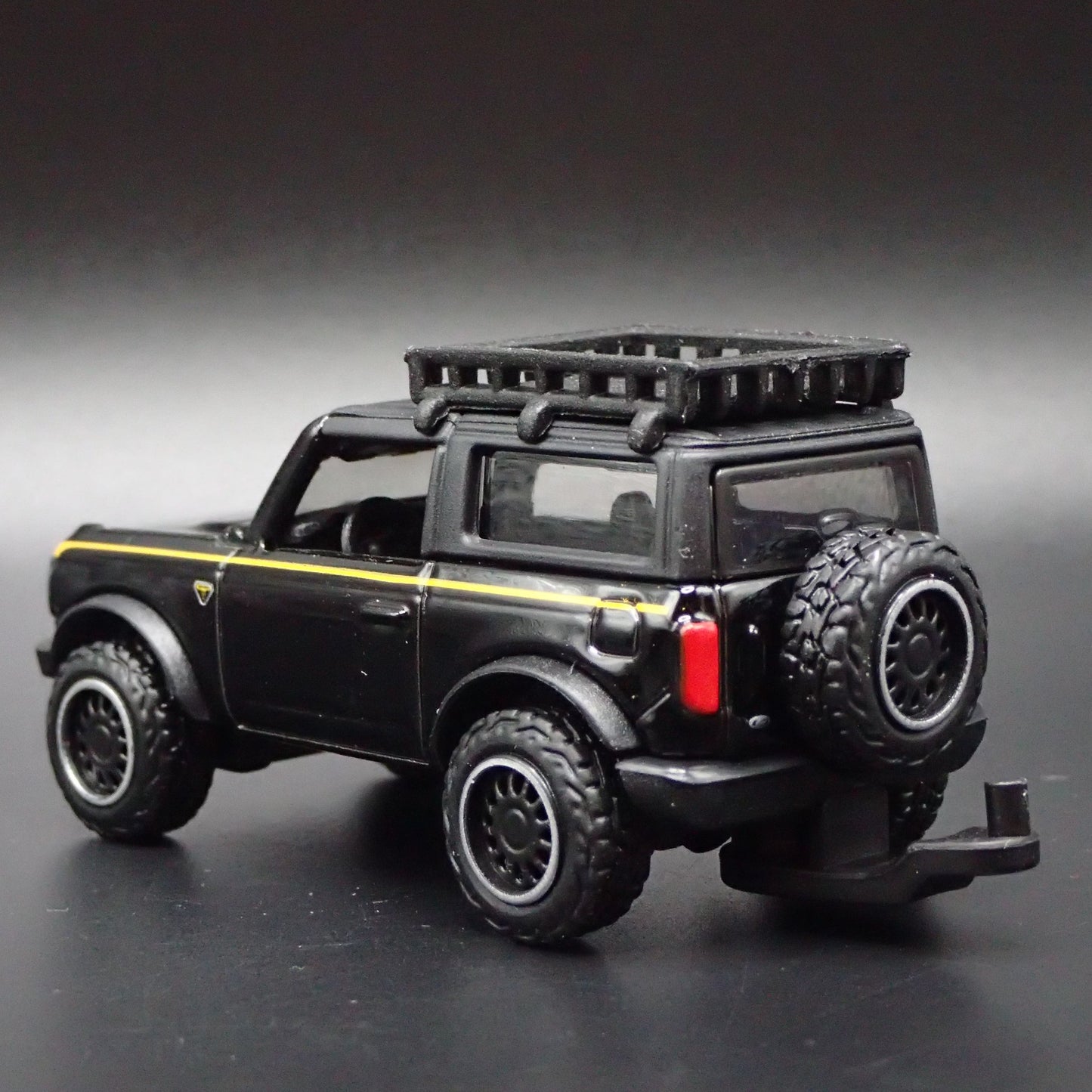 2021-2025 FORD BRONCO 2 TWO DOOR w/ HITCH 1:64 SCALE DIORAMA DIECAST MODEL CAR