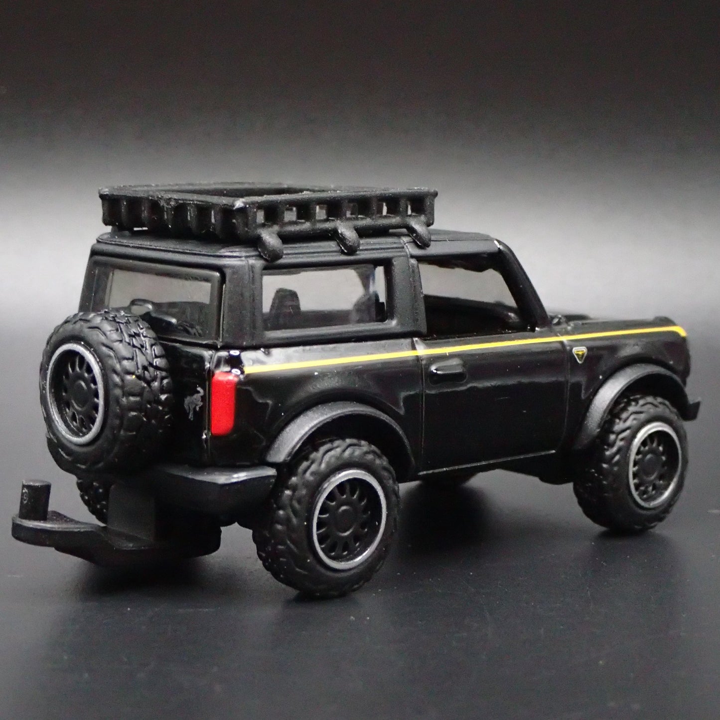 2021-2025 FORD BRONCO 2 TWO DOOR w/ HITCH 1:64 SCALE DIORAMA DIECAST MODEL CAR