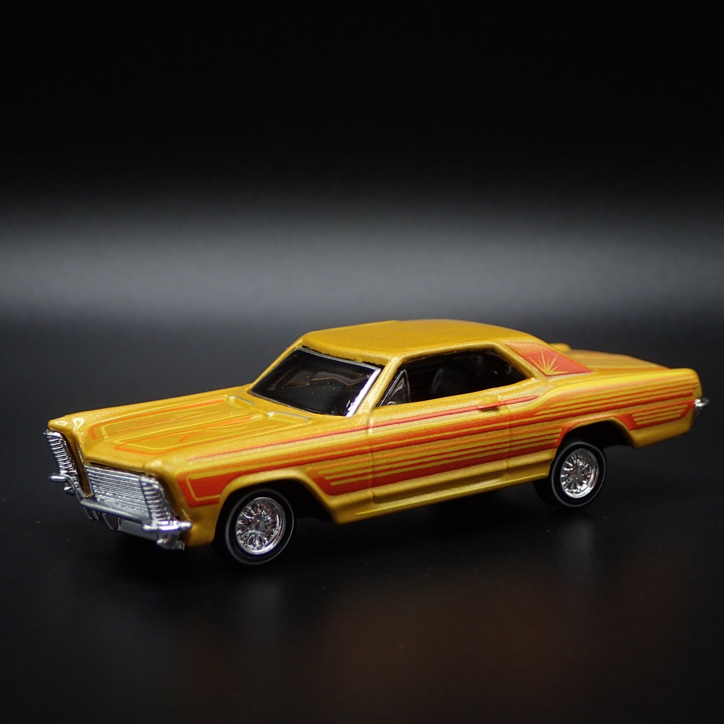 1965 BUICK RIVIERA ADJUSTABLE SUSPENSION LOWRIDER 1:64 SCALE DIECAST MODEL CAR