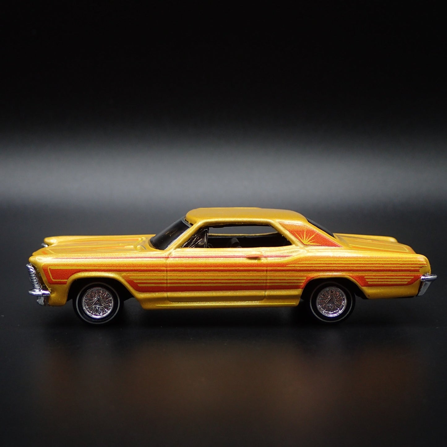 1965 BUICK RIVIERA ADJUSTABLE SUSPENSION LOWRIDER 1:64 SCALE DIECAST MODEL CAR
