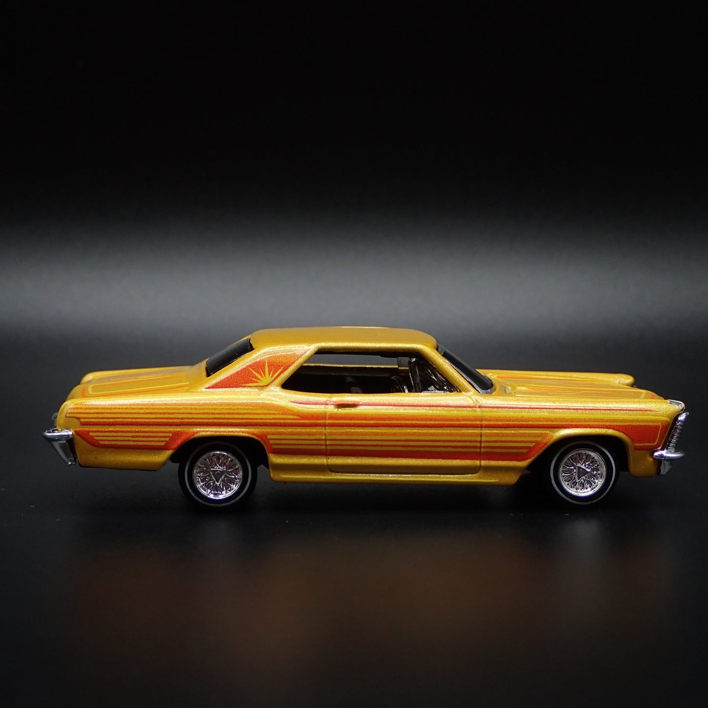 1965 BUICK RIVIERA ADJUSTABLE SUSPENSION LOWRIDER 1:64 SCALE DIECAST MODEL CAR
