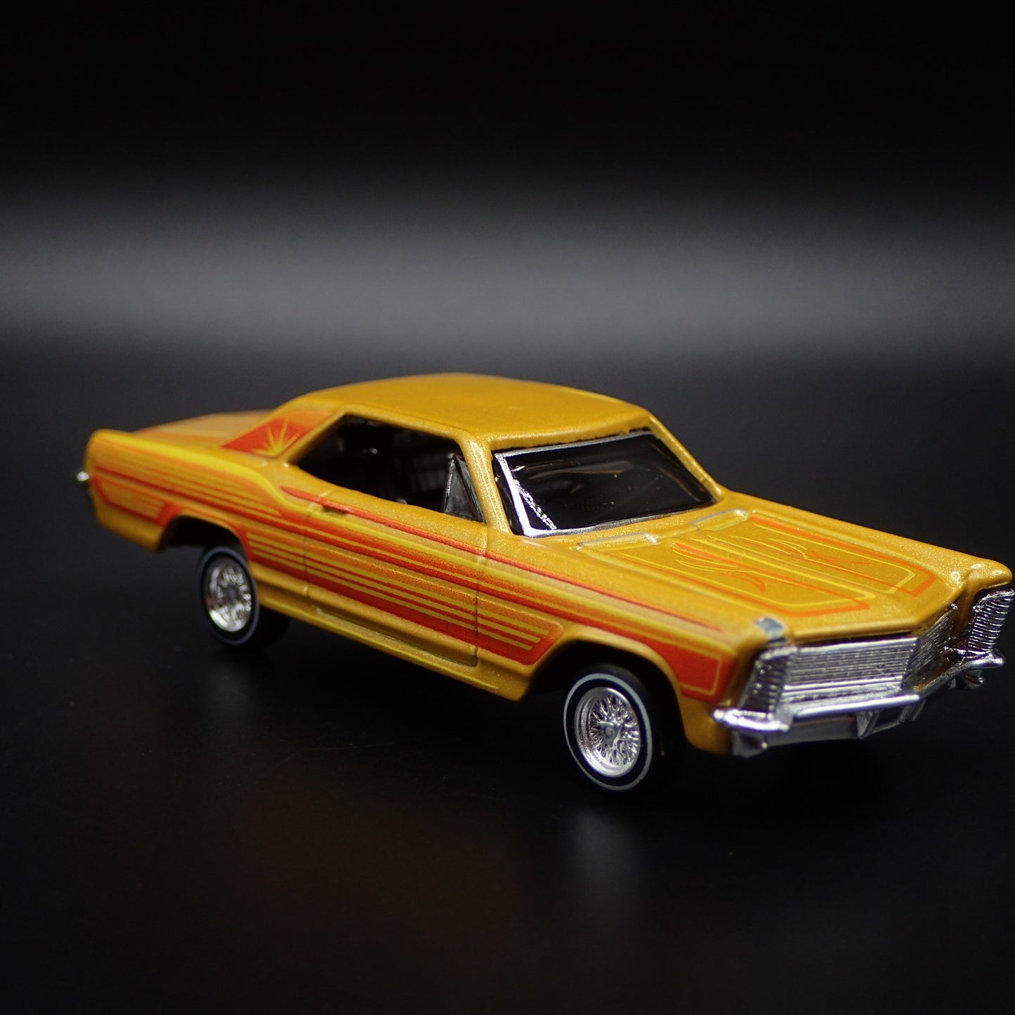 1965 BUICK RIVIERA ADJUSTABLE SUSPENSION LOWRIDER 1:64 SCALE DIECAST MODEL CAR