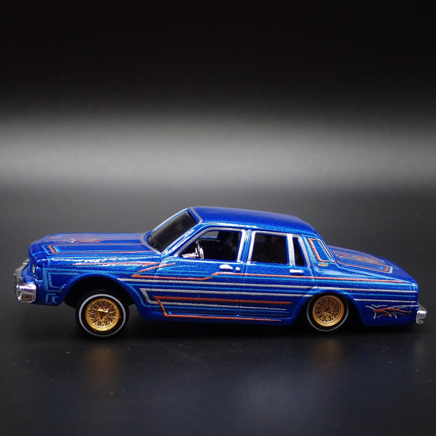 1987 CHEVY CHEVROLET CAPRICE ADJUSTABLE SUSPENSION 1/64 SCALE DIECAST MODEL CAR