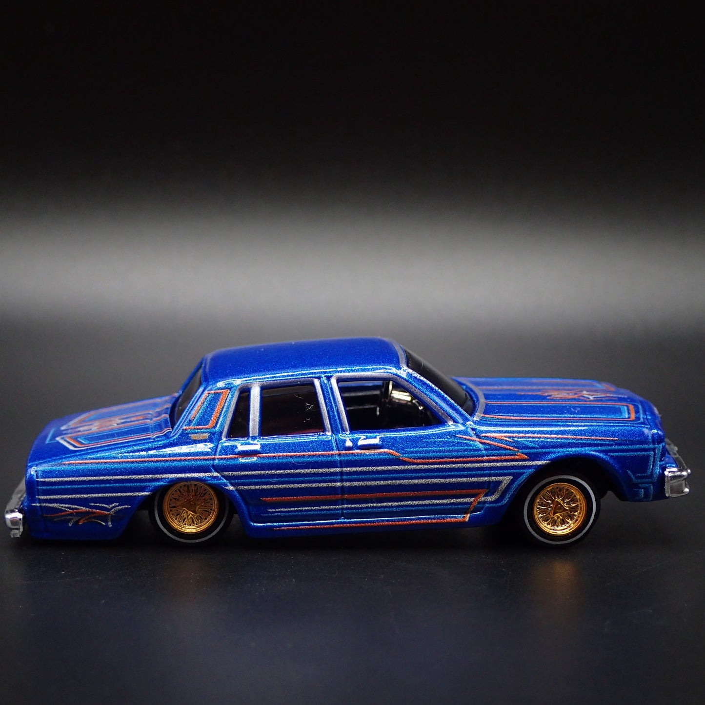 1987 CHEVY CHEVROLET CAPRICE ADJUSTABLE SUSPENSION 1/64 SCALE DIECAST MODEL CAR