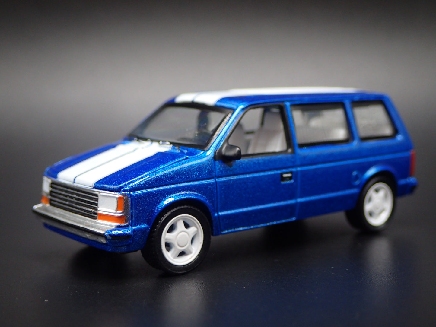 1984-1990 PLYMOUTH VOYAGER TURBO MINIVAN CARAVAN 1/64 SCALE DIECAST MODEL CAR