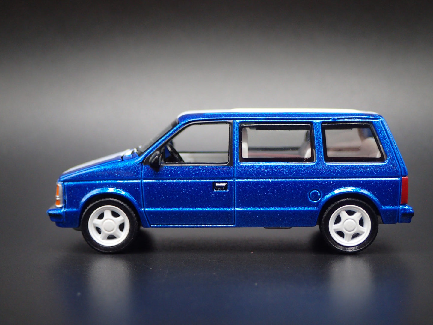 1984-1990 PLYMOUTH VOYAGER TURBO MINIVAN CARAVAN 1/64 SCALE DIECAST MODEL CAR