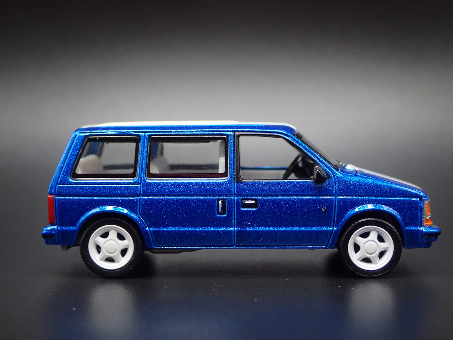 1984-1990 PLYMOUTH VOYAGER TURBO MINIVAN CARAVAN 1/64 SCALE DIECAST MODEL CAR