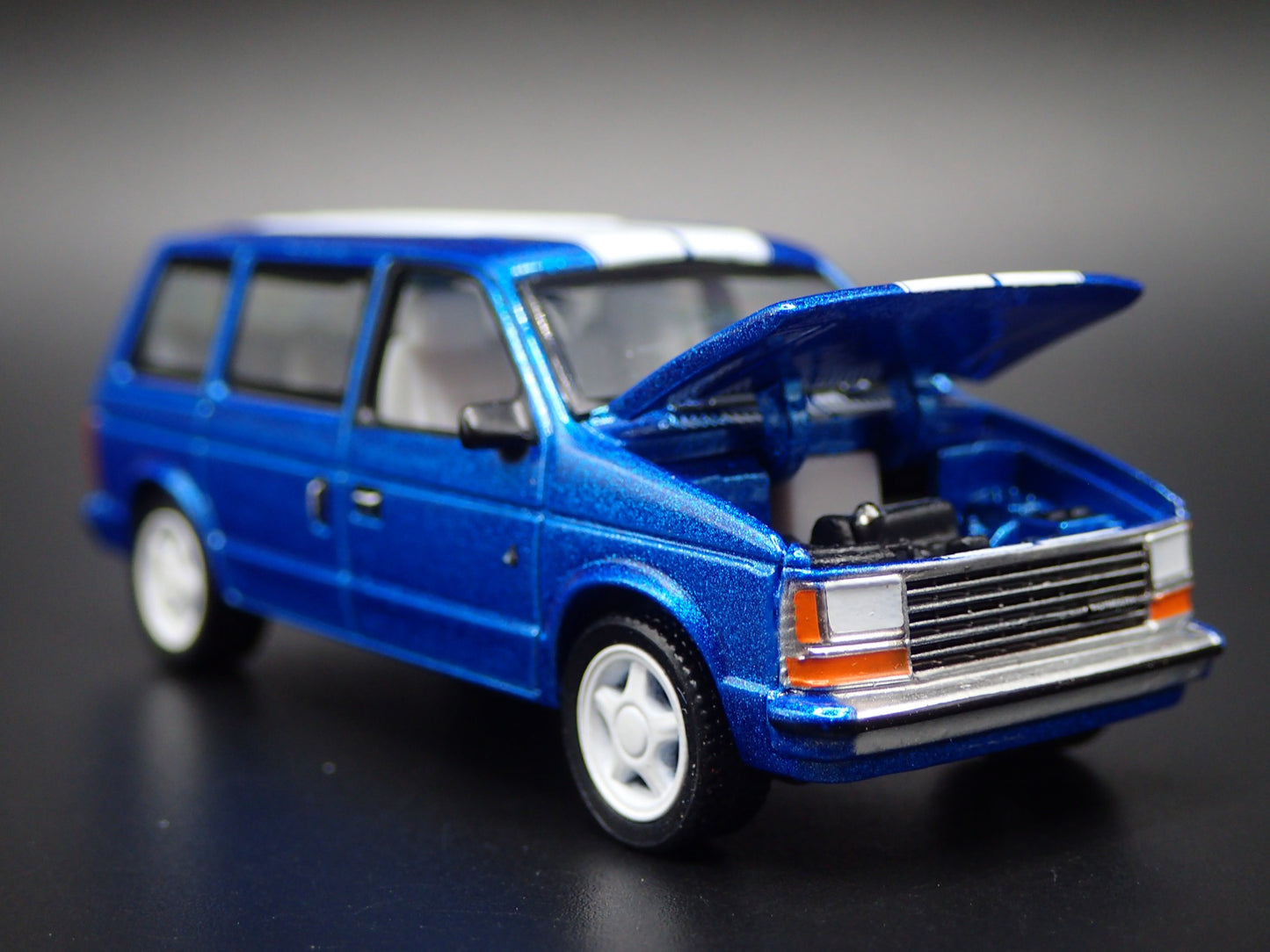 1984-1990 PLYMOUTH VOYAGER TURBO MINIVAN CARAVAN 1/64 SCALE DIECAST MODEL CAR