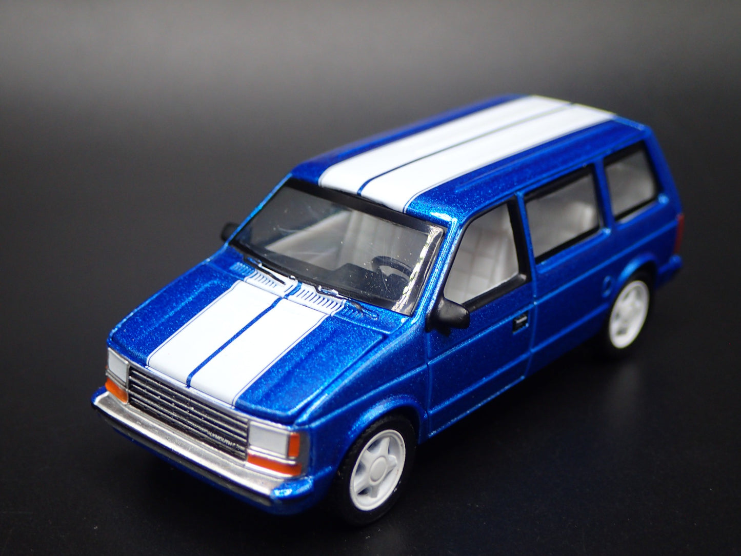 1984-1990 PLYMOUTH VOYAGER TURBO MINIVAN CARAVAN 1/64 SCALE DIECAST MODEL CAR
