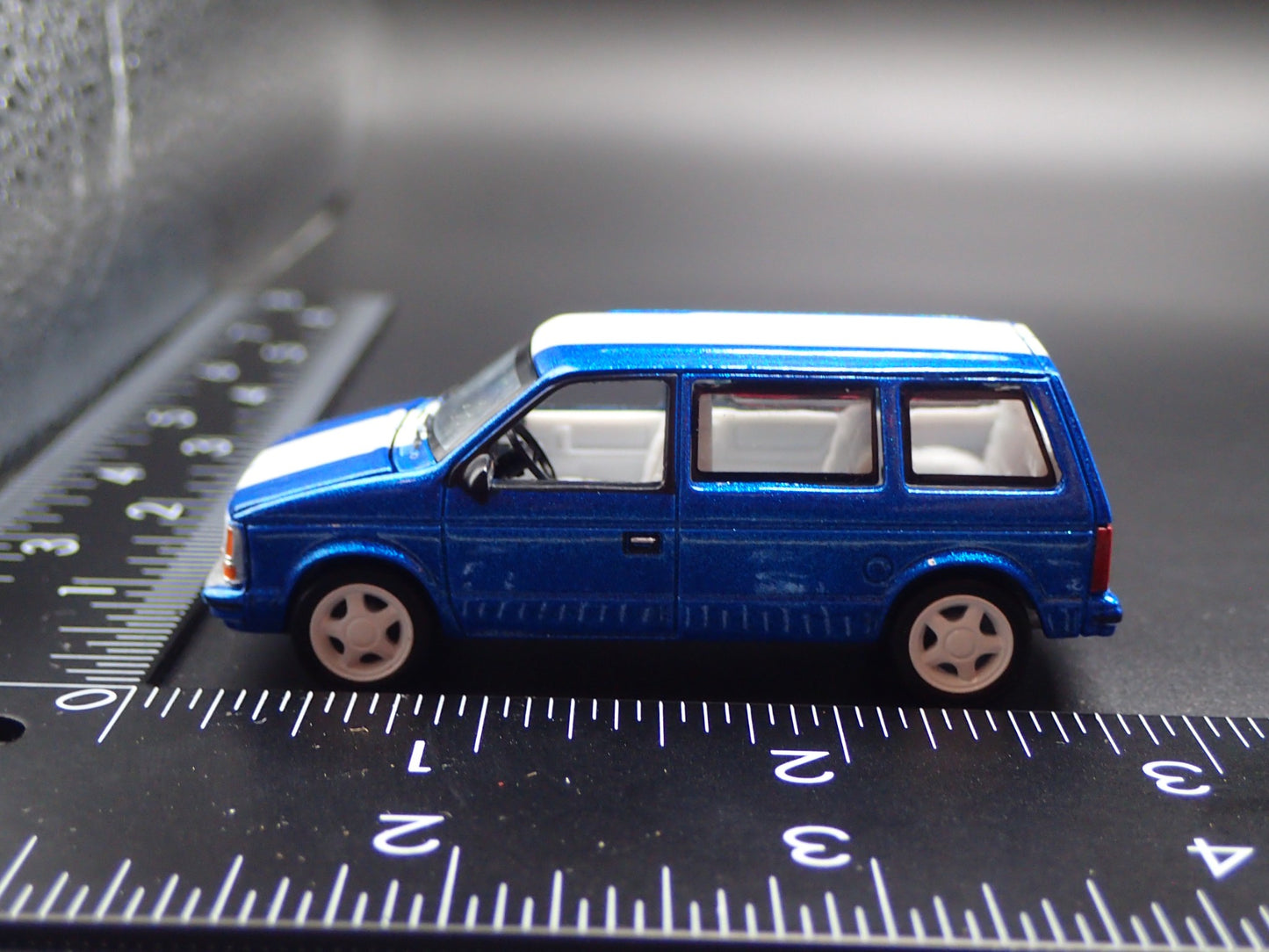 1984-1990 PLYMOUTH VOYAGER TURBO MINIVAN CARAVAN 1/64 SCALE DIECAST MODEL CAR