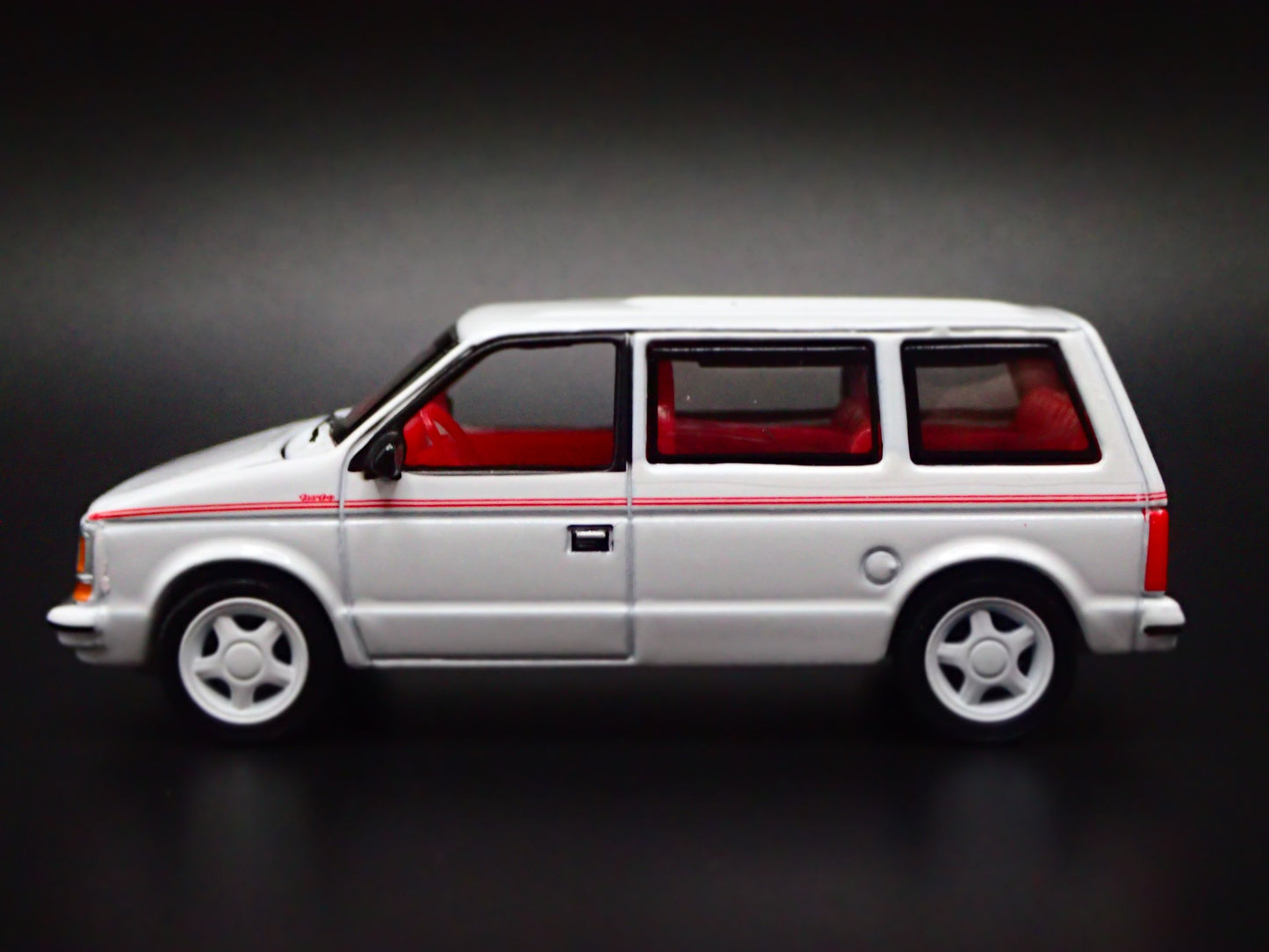 1984-1990 PLYMOUTH VOYAGER TURBO MINIVAN CARAVAN 1/64 SCALE DIECAST MODEL CAR