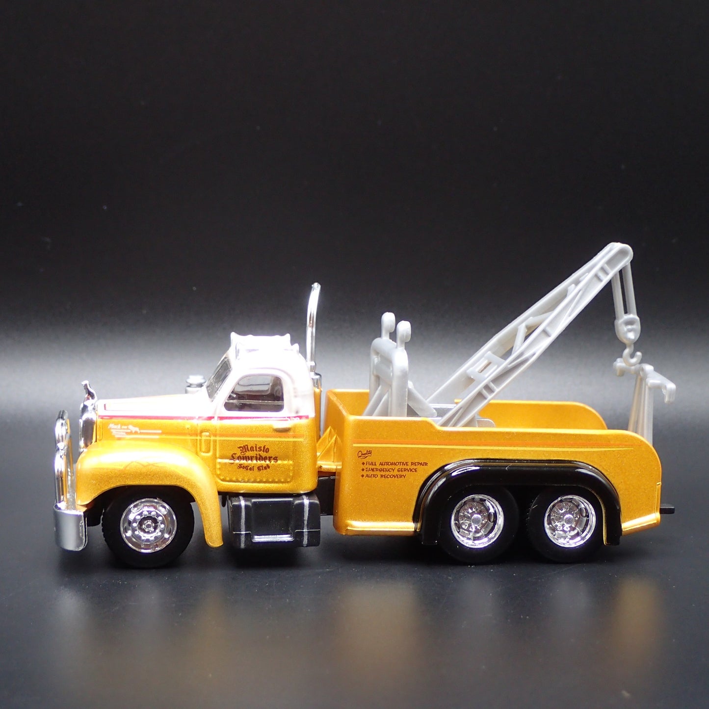 1953 -1966 MACK B61 TOW TRUCK WRECKER RARE 1:64 SCALE DIORAMA DIECAST MODEL CAR