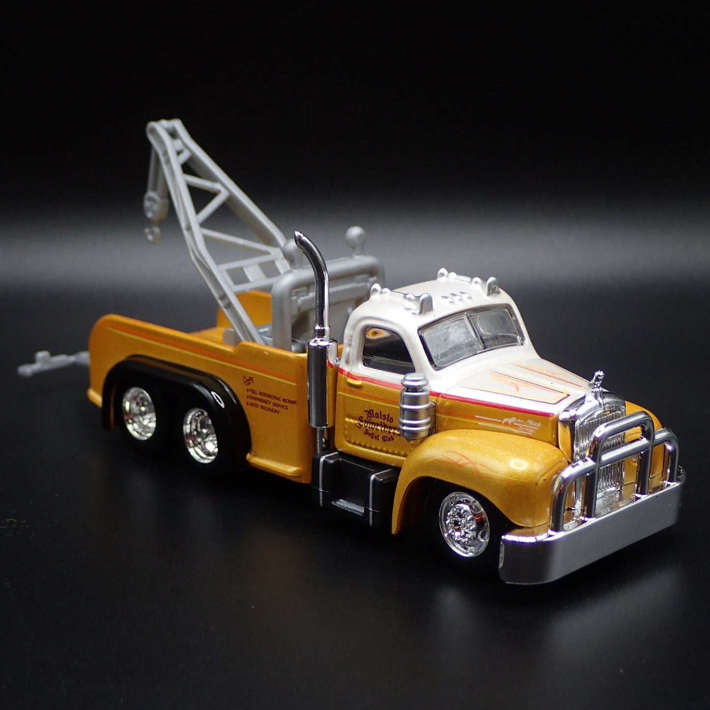 1953 -1966 MACK B61 TOW TRUCK WRECKER RARE 1:64 SCALE DIORAMA DIECAST MODEL CAR
