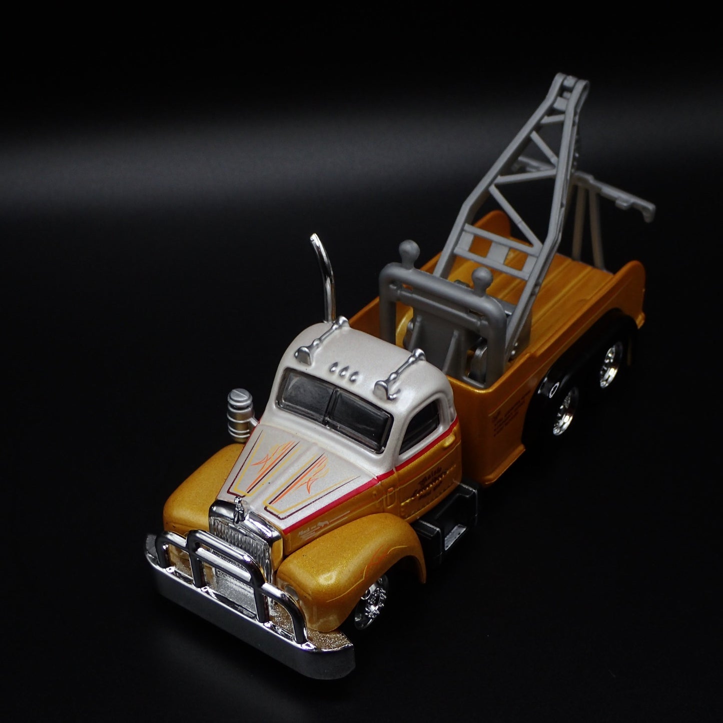 1953 -1966 MACK B61 TOW TRUCK WRECKER RARE 1:64 SCALE DIORAMA DIECAST MODEL CAR