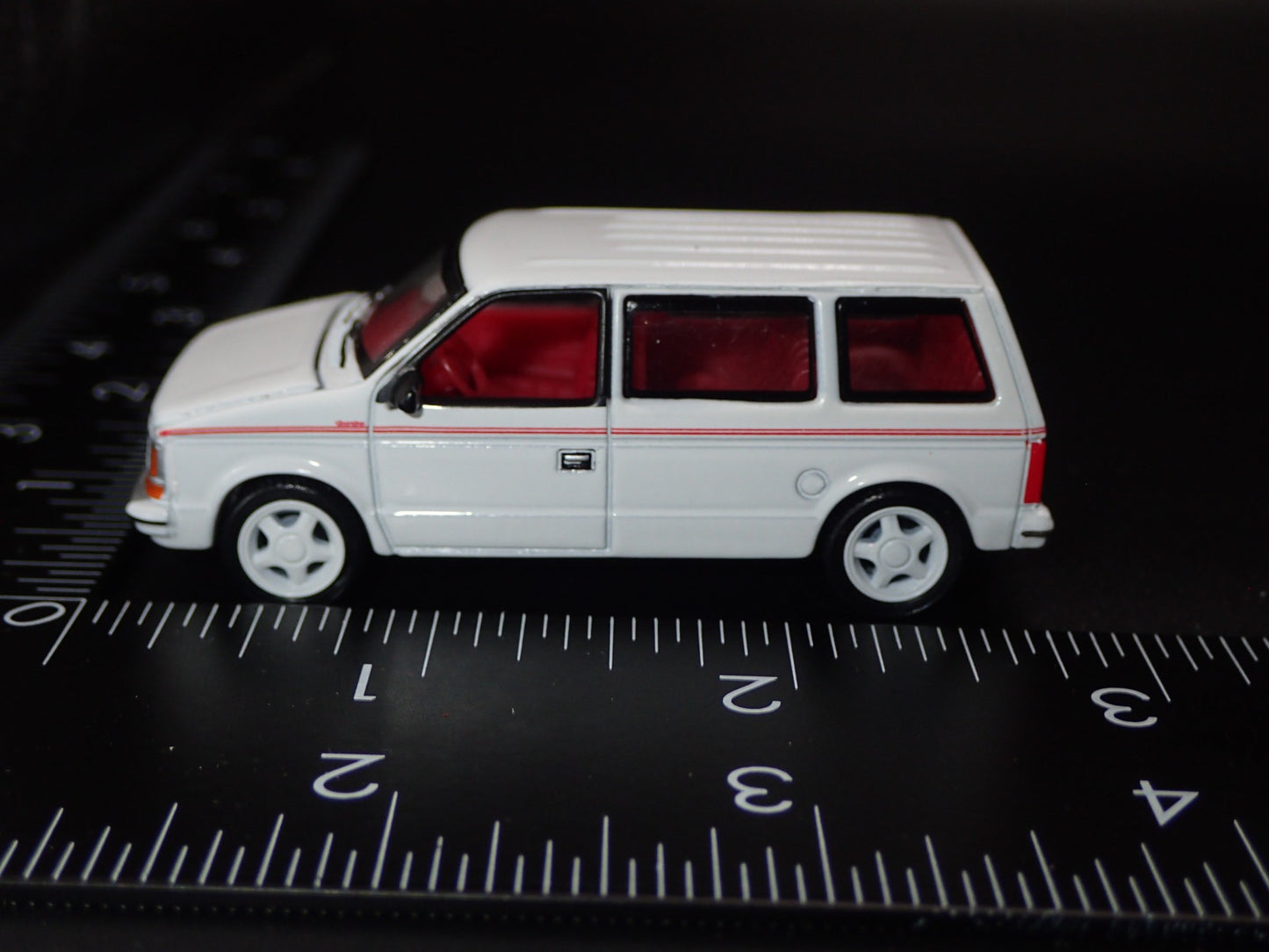 1984-1990 PLYMOUTH VOYAGER TURBO MINIVAN CARAVAN 1/64 SCALE DIECAST MODEL CAR