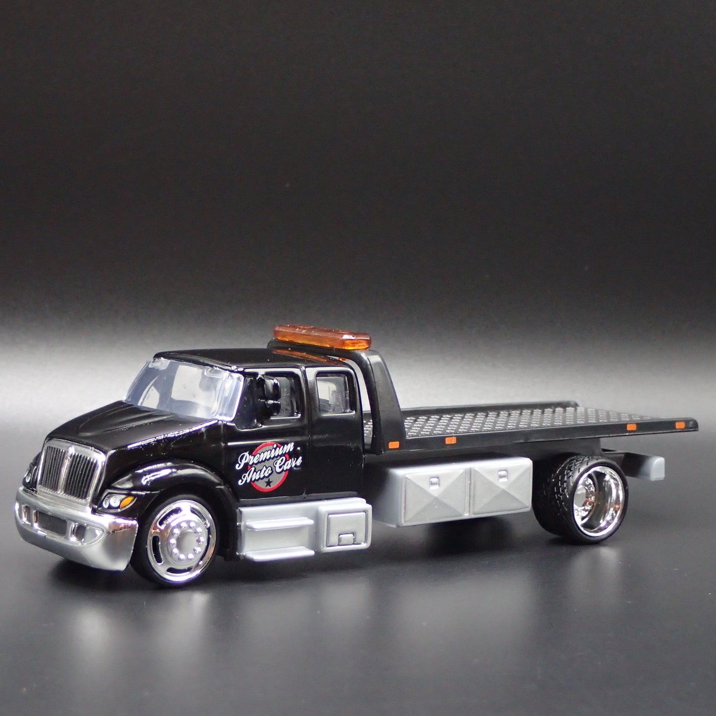 INTERNATIONAL DURASTAR FLATBED TOW TRUCK 1/64 SCALE DIORAMA DIECAST MODEL CAR