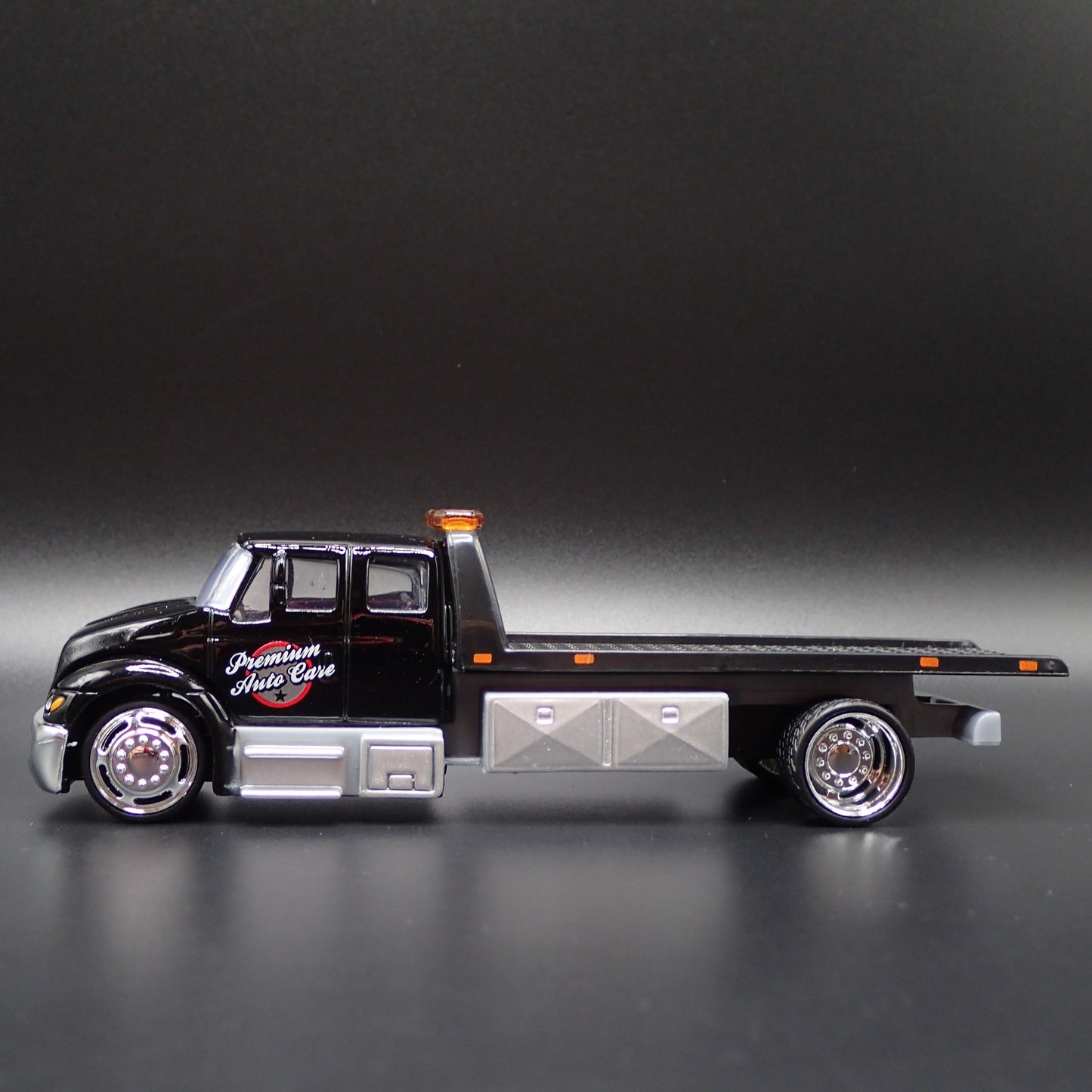 INTERNATIONAL DURASTAR FLATBED TOW TRUCK 1/64 SCALE DIORAMA DIECAST MODEL CAR