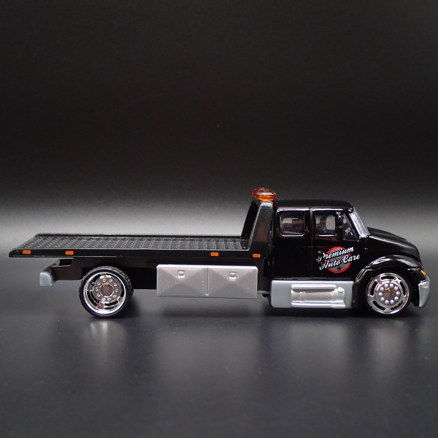 INTERNATIONAL DURASTAR FLATBED TOW TRUCK 1/64 SCALE DIORAMA DIECAST MODEL CAR