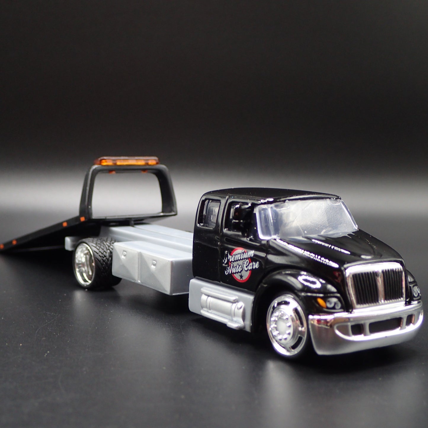 INTERNATIONAL DURASTAR FLATBED TOW TRUCK 1/64 SCALE DIORAMA DIECAST MODEL CAR