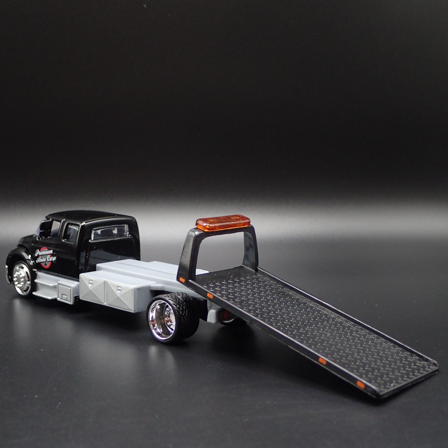 INTERNATIONAL DURASTAR FLATBED TOW TRUCK 1/64 SCALE DIORAMA DIECAST MODEL CAR