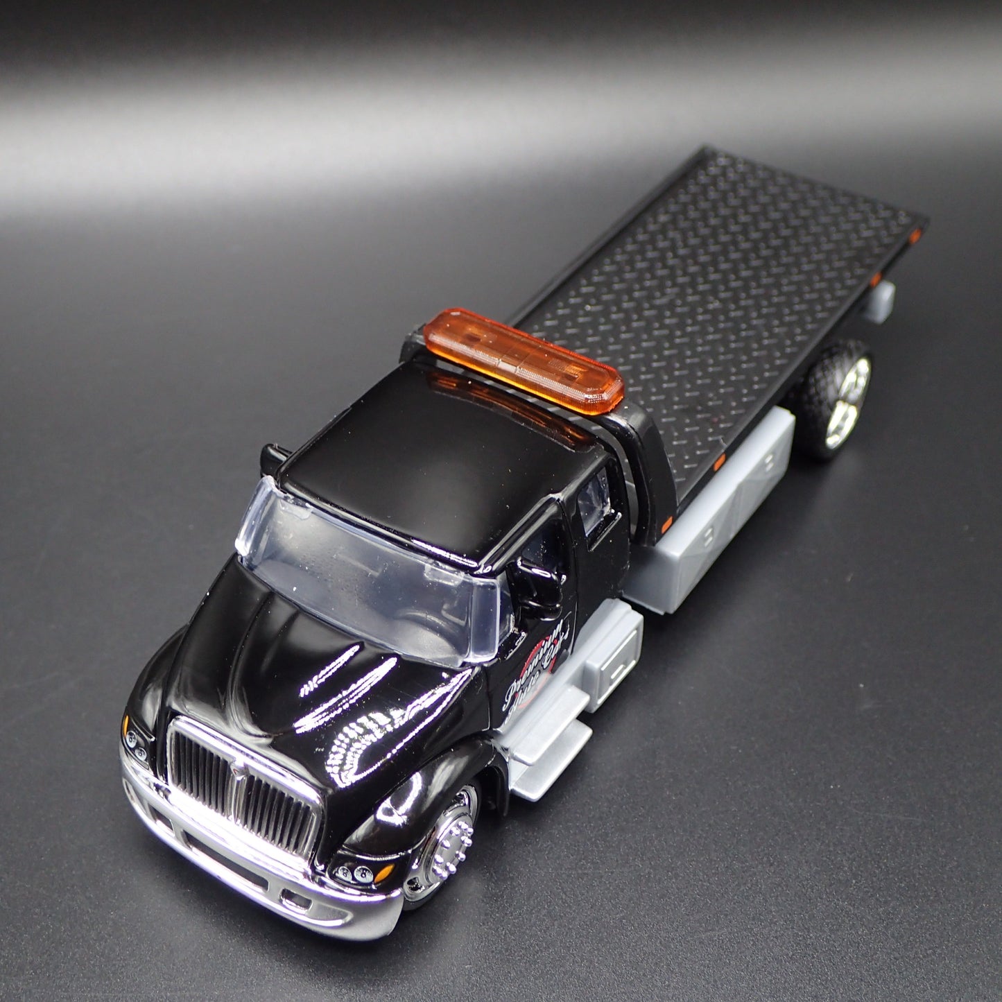 INTERNATIONAL DURASTAR FLATBED TOW TRUCK 1/64 SCALE DIORAMA DIECAST MODEL CAR