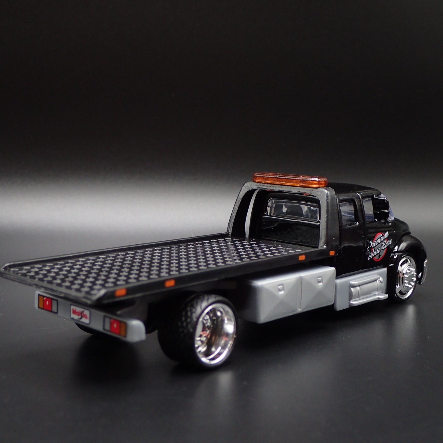 INTERNATIONAL DURASTAR FLATBED TOW TRUCK 1/64 SCALE DIORAMA DIECAST MODEL CAR