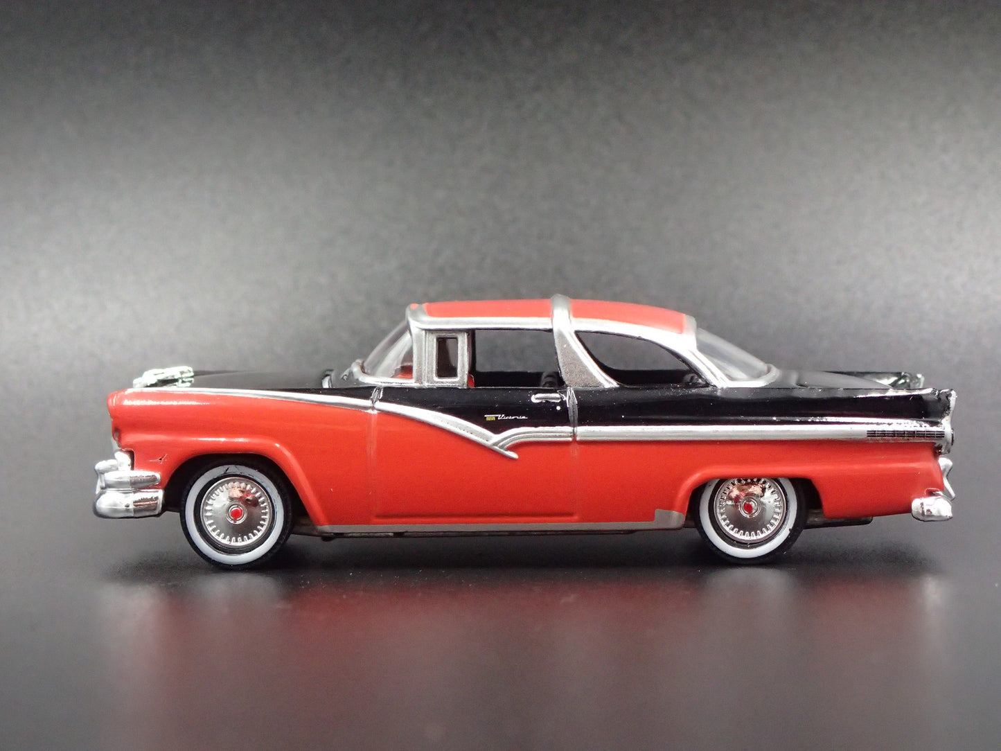 1956 56 FORD CROWN VICTORIA 1:64 SCALE COLLECTIBLE DIORAMA DIECAST MODEL CAR