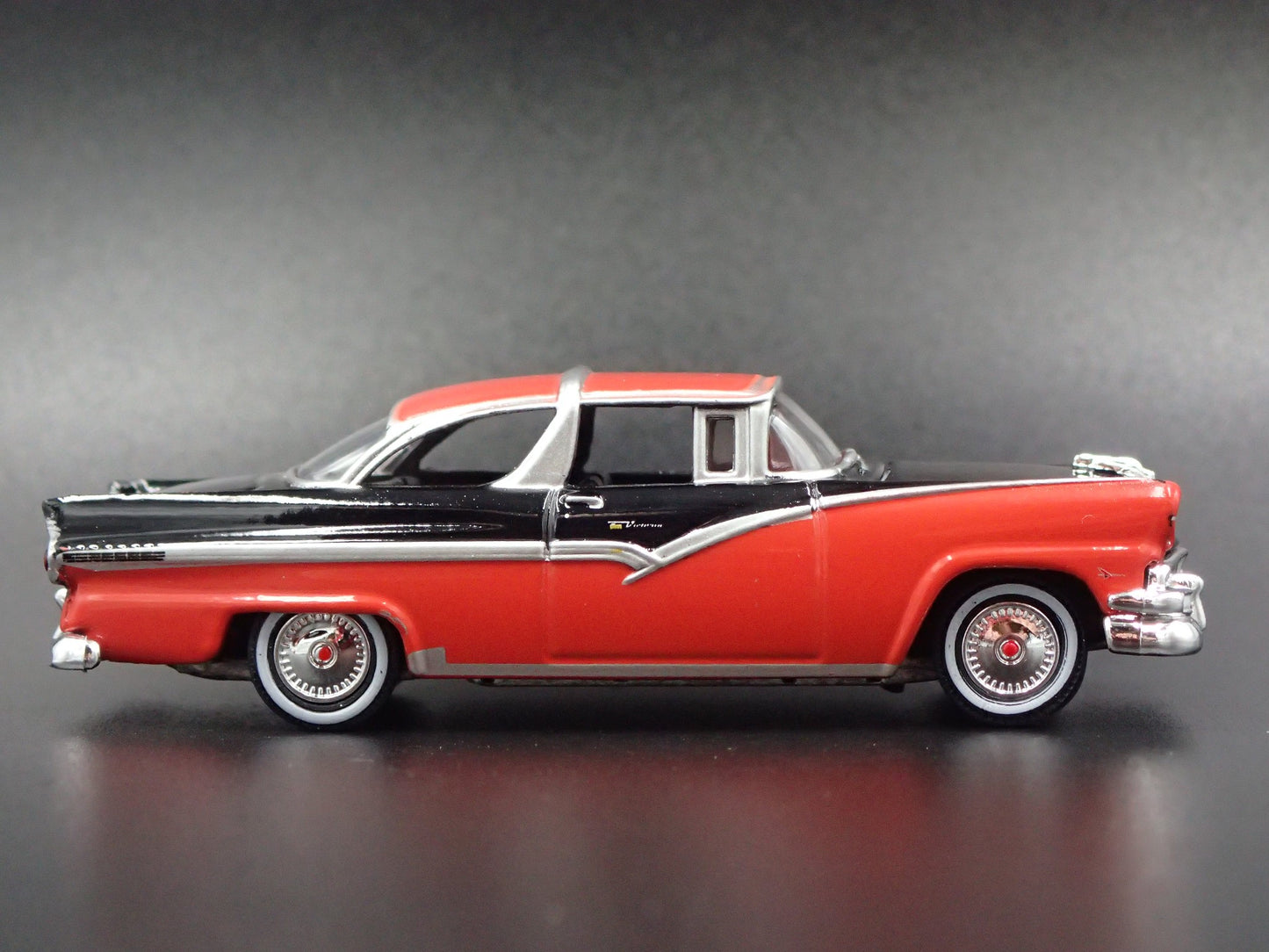 1956 56 FORD CROWN VICTORIA 1:64 SCALE COLLECTIBLE DIORAMA DIECAST MODEL CAR