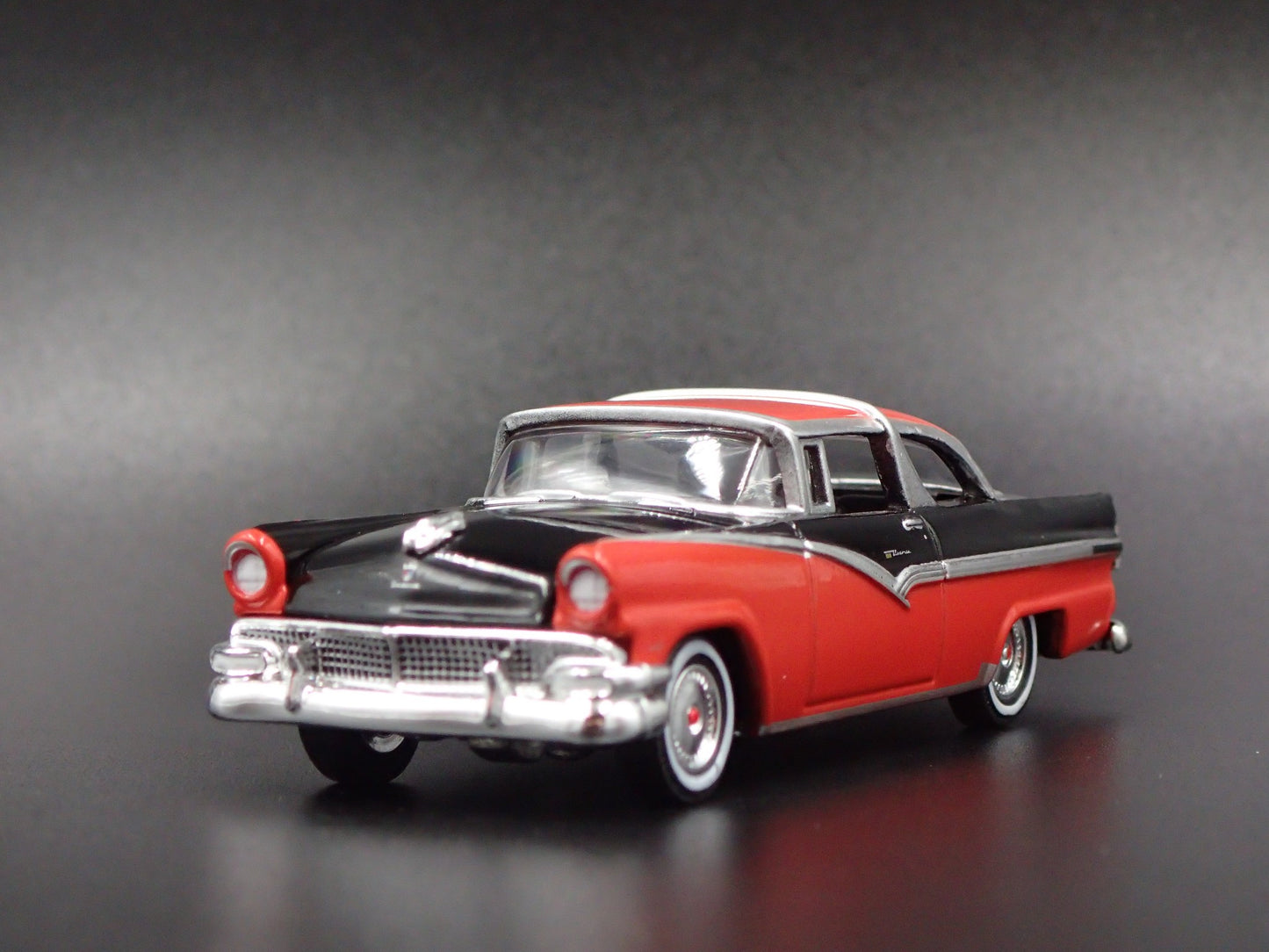 1956 56 FORD CROWN VICTORIA 1:64 SCALE COLLECTIBLE DIORAMA DIECAST MODEL CAR
