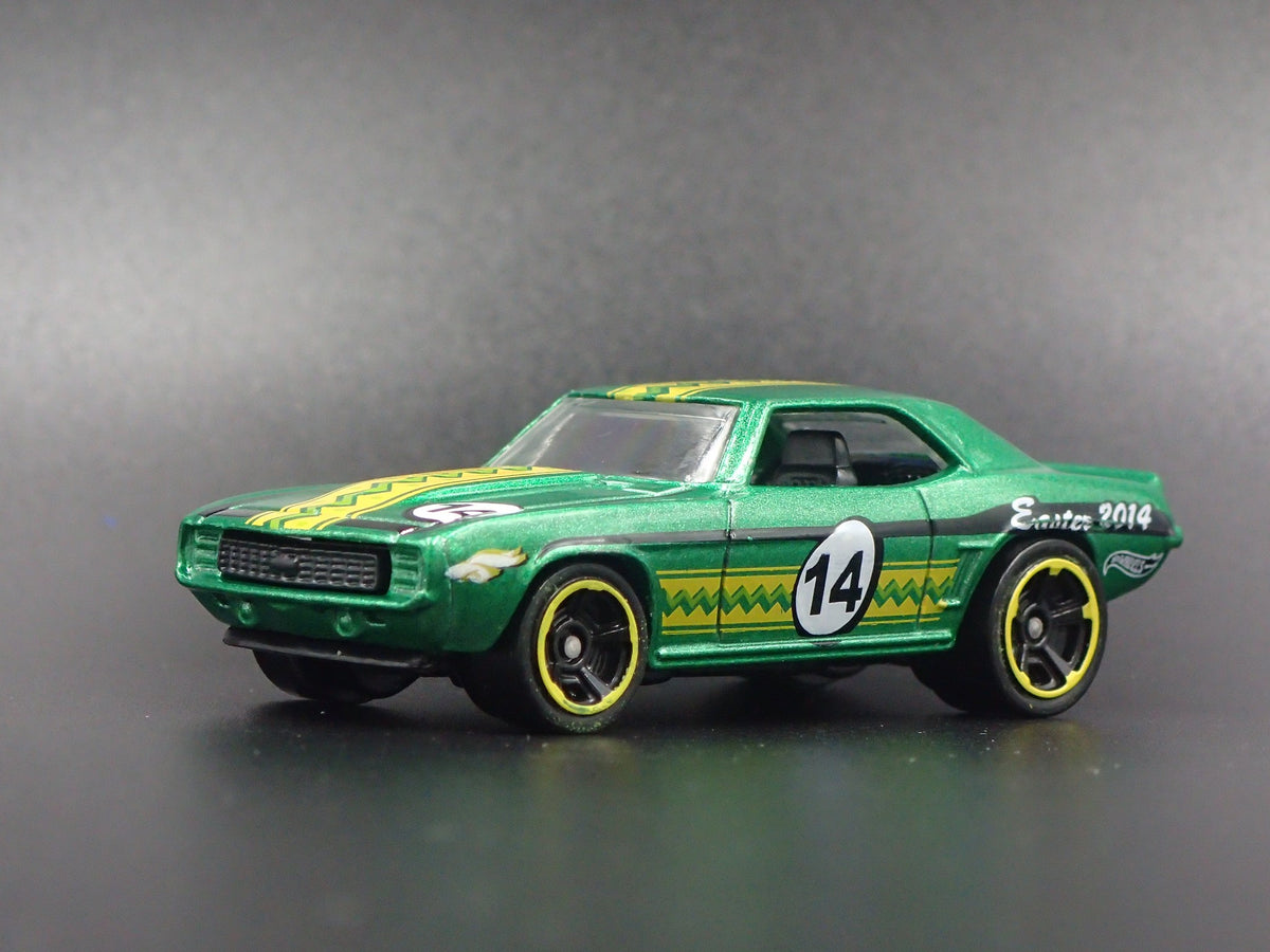 1969 69 CHEVY CHEVROLET CAMARO GREEN 1:64 SCALE DIORAMA DIECAST MODEL CAR