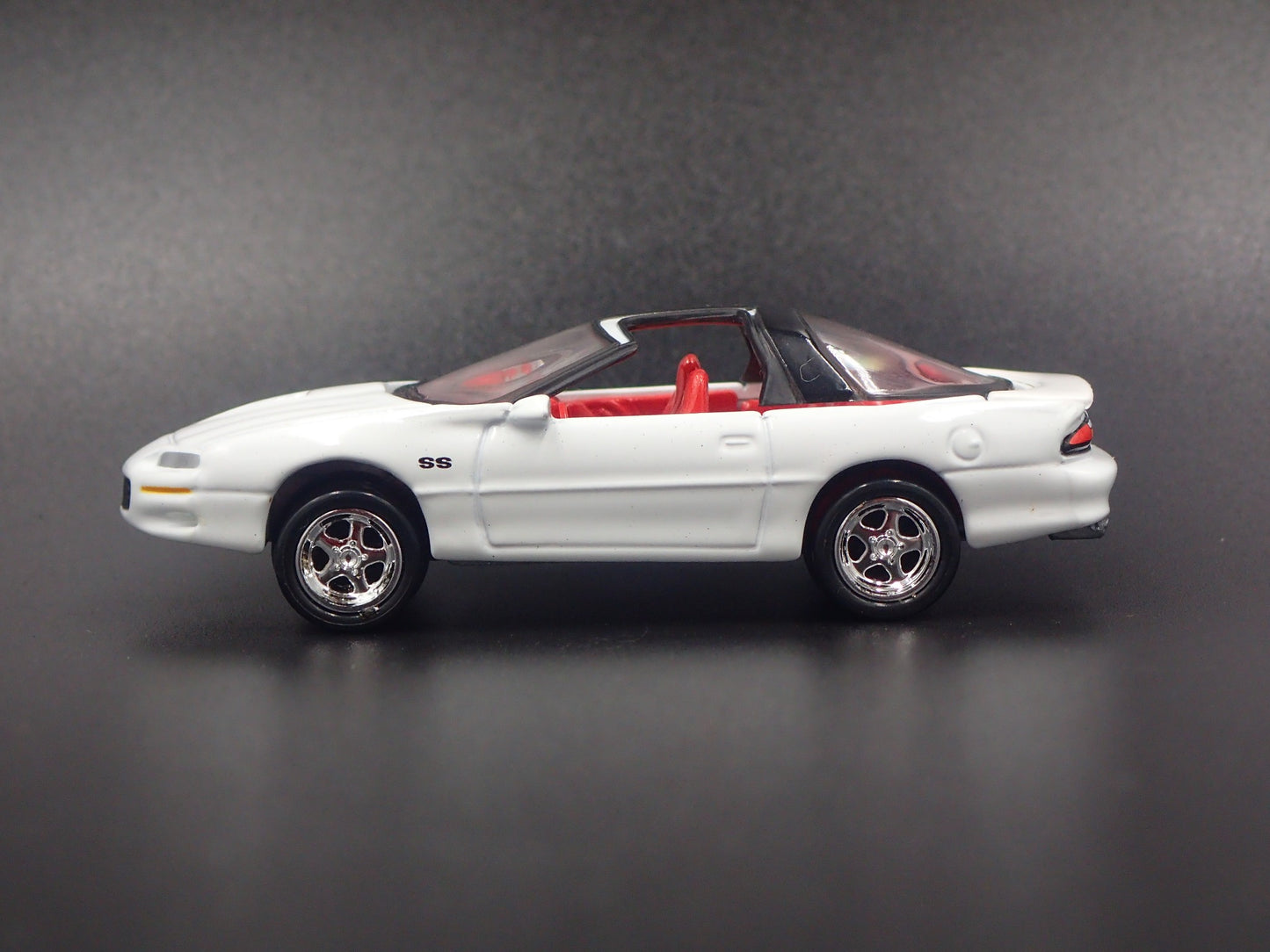 1993-2002 CHEVY CHEVROLET CAMARO SS WHITE 1:64 SCALE DIORAMA DIECAST MODEL CAR
