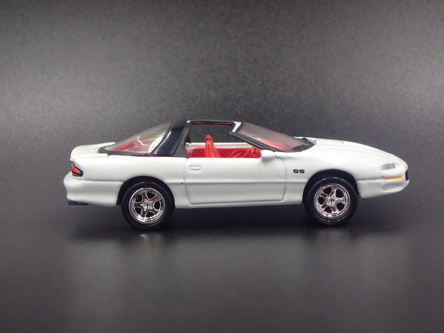 1993-2002 CHEVY CHEVROLET CAMARO SS WHITE 1:64 SCALE DIORAMA DIECAST MODEL CAR