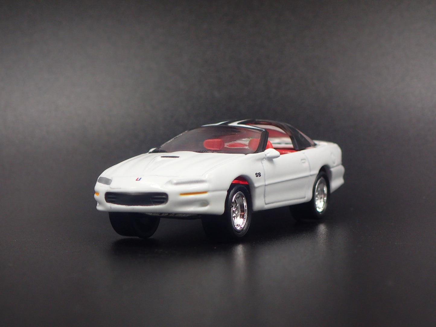 1993-2002 CHEVY CHEVROLET CAMARO SS WHITE 1:64 SCALE DIORAMA DIECAST MODEL CAR