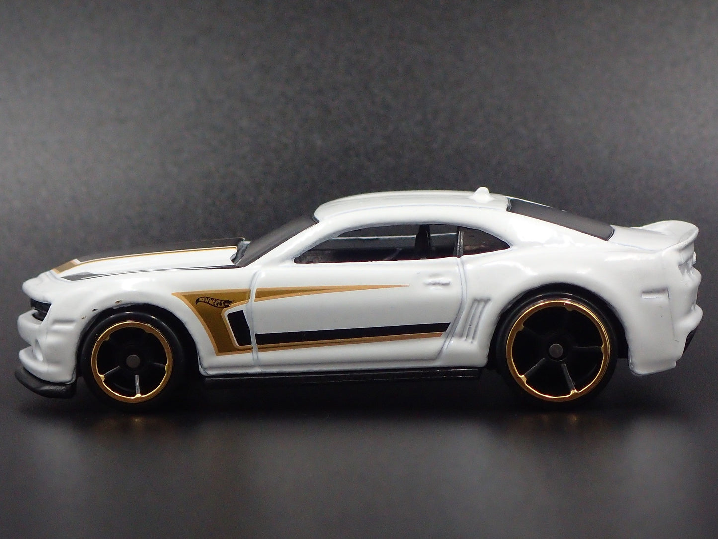 2010-2015 CHEVY CHEVROLET CAMARO WHITE 1:64 SCALE DIORAMA DIECAST MODEL CAR