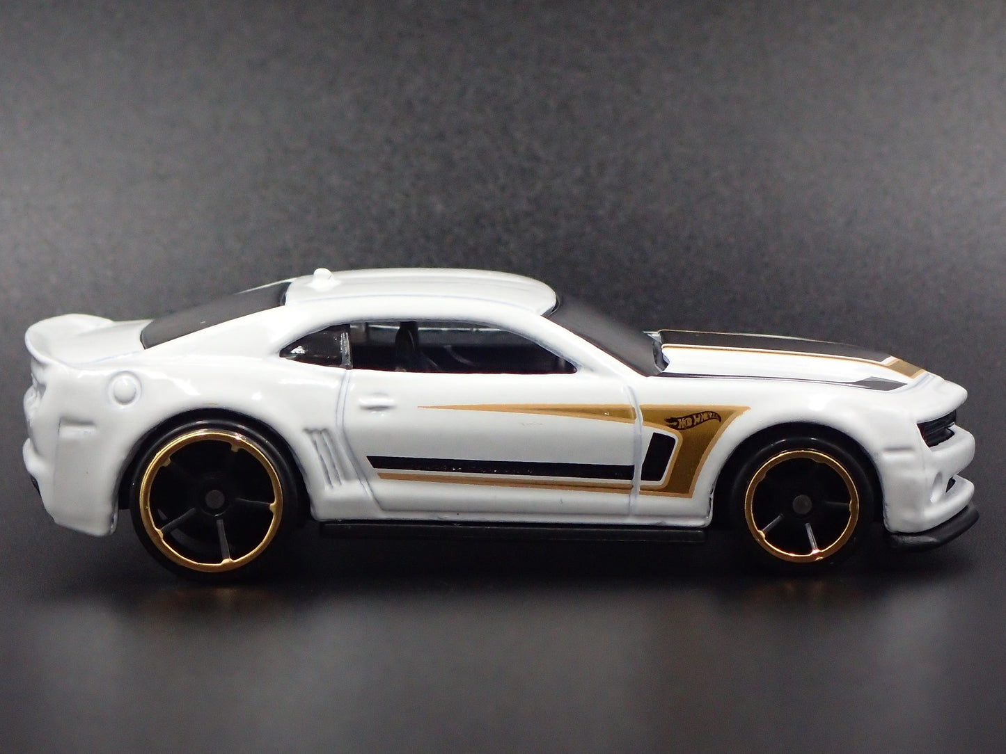 2010-2015 CHEVY CHEVROLET CAMARO WHITE 1:64 SCALE DIORAMA DIECAST MODEL CAR