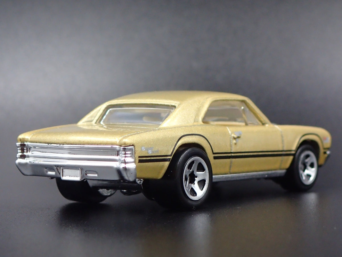 1967 67 CHEVY CHEVROLET CHEVELLE SS 396 1:64 SCALE DIORAMA DIECAST MODEL CAR