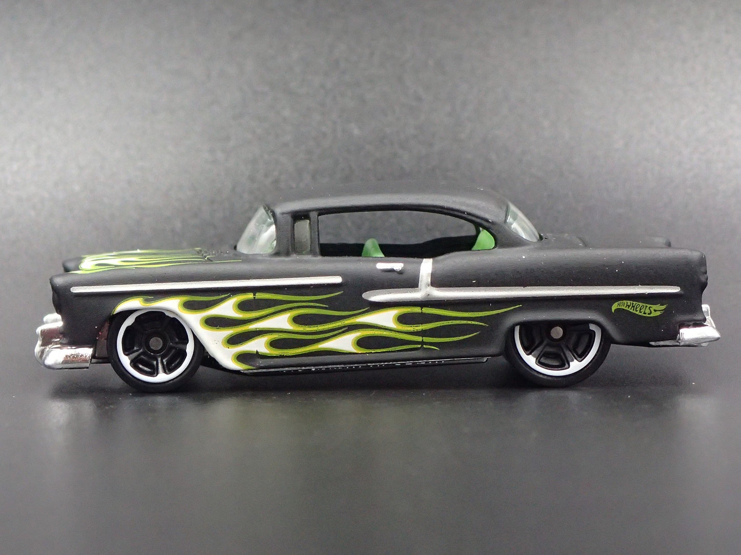 1955 55 CHEVY CHEVROLET BEL AIR 1:64 SCALE COLLECTIBLE DIORAMA DIECAST MODEL CAR